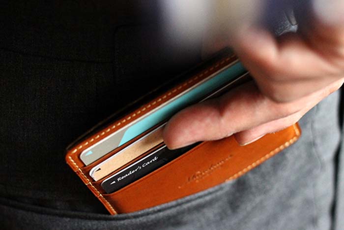 コンパクトな革財布。カード３枚とお札数枚。ポケットで嵩張らない財布