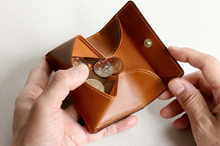 小銭がしっかり入るコンパクトな革財布。コインはしっかりカード数枚