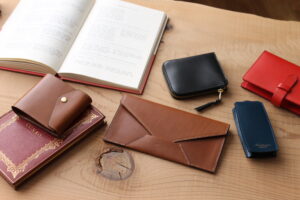 革の財布とキーケース