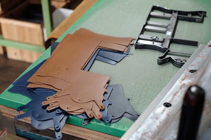 工房では、ミニ財布”Enfold ” を製作中です。