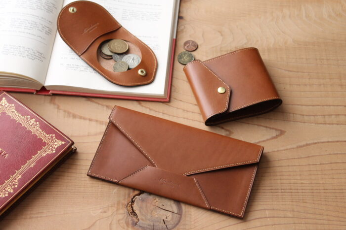 革の財布とカードケース