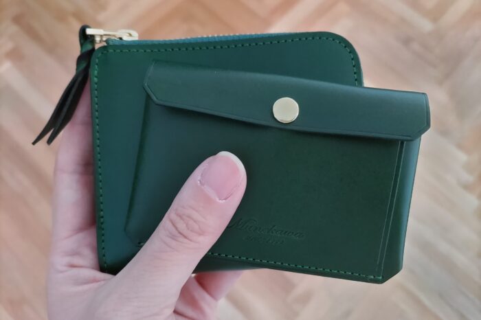 グリーンの革財布とカードケース