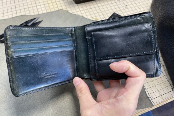 革の二つ折り財布