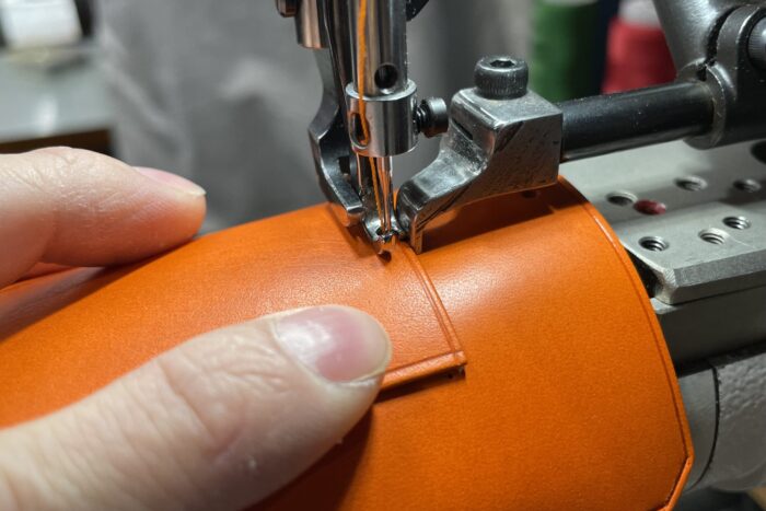 革小物の縫製