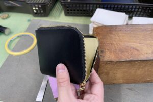 革財布の製作風景