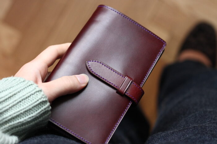 本日は、ご予約いただいたお財布の製作</br>ストラップ付縦長二つ折り財布-Fasten-
