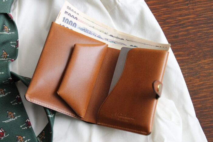 コンパクトな二つ折りミニ財布
