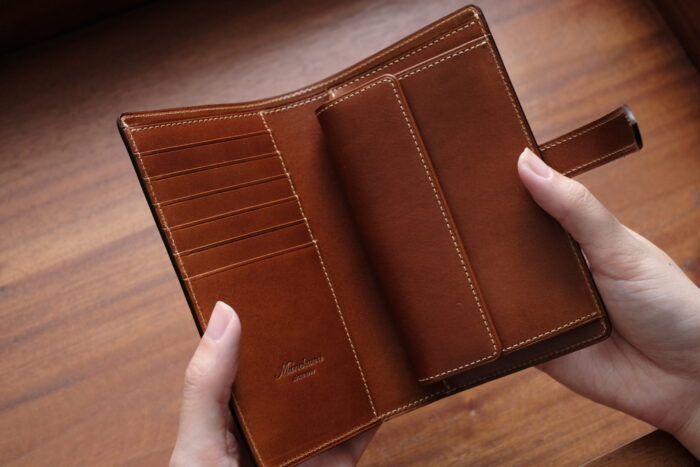 手帳のようなストラップ付二つ折り革財布