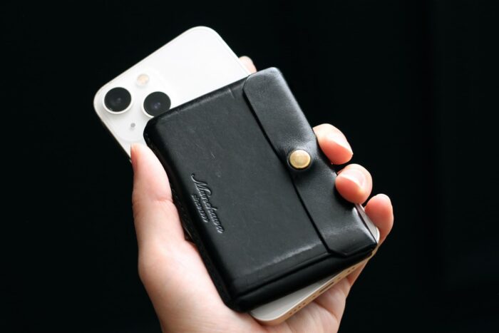 シンプルで薄型、多機能なMunekawaのレザーカードケース Tuck