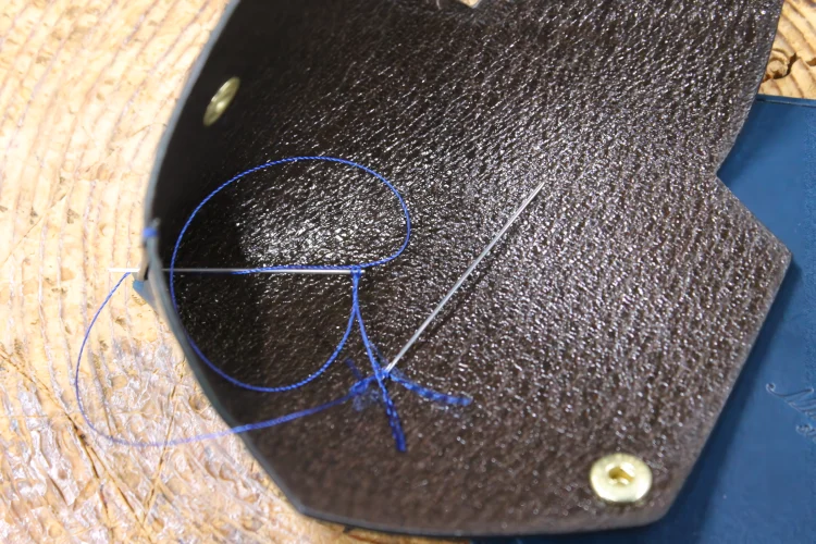 革製品Munekawaのコインケース Hold サイドステッチによる手縫い