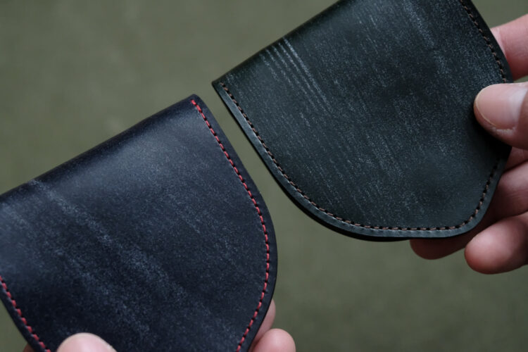 革製品Munekawa 薄くコンパクトなコインケースUndo ブライドルレザー ブラック / ネイビー×レッド