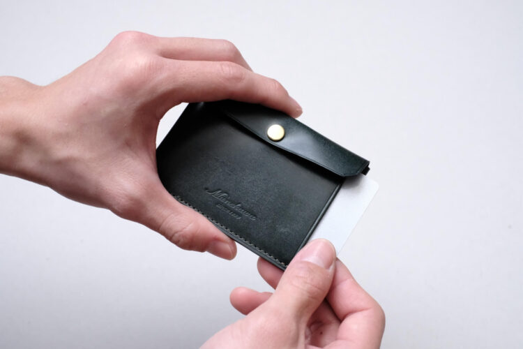 革製品Munekawa 3つのポケットを持つマルチに使えるカードケース Tuck パスケースにも