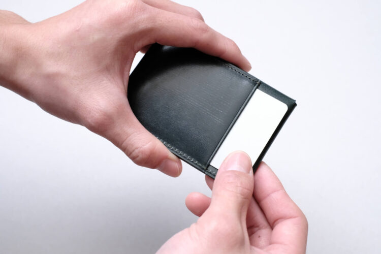 革製品Munekawa 3つのポケットを持つマルチに使えるカードケース Tuck キャッシュレスなお財布にも