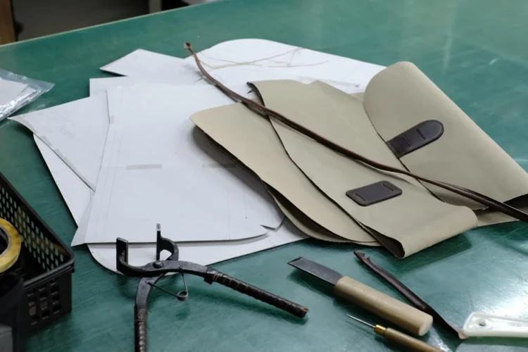 革製品Munekawa、撥水帆布×レザーの新作ショルダーバッグの製作中