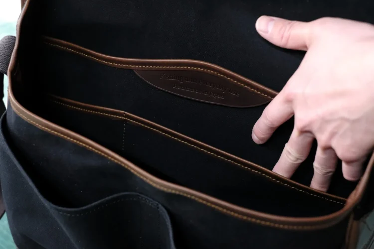 革製品Munekawa、撥水帆布×レザーの新作ショルダーバッグの背面ポケット