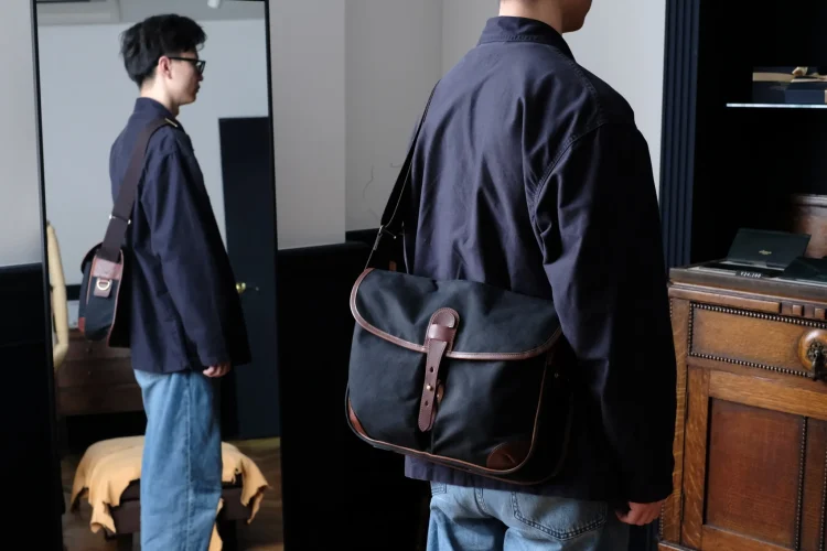 革製品Munekawa 新作ショルダーバッグ　製作スタッフによる使用レビュー　着用シーン