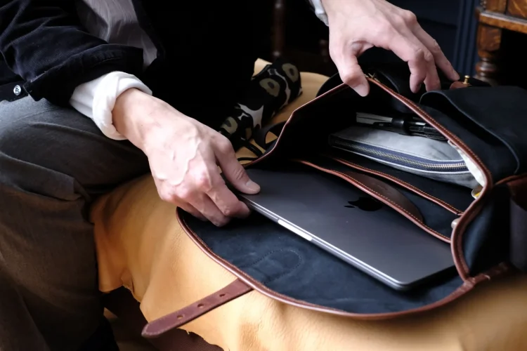 革製品Munekawa 新作ショルダーバッグ　製作スタッフによる使用レビュー　カバンの中身